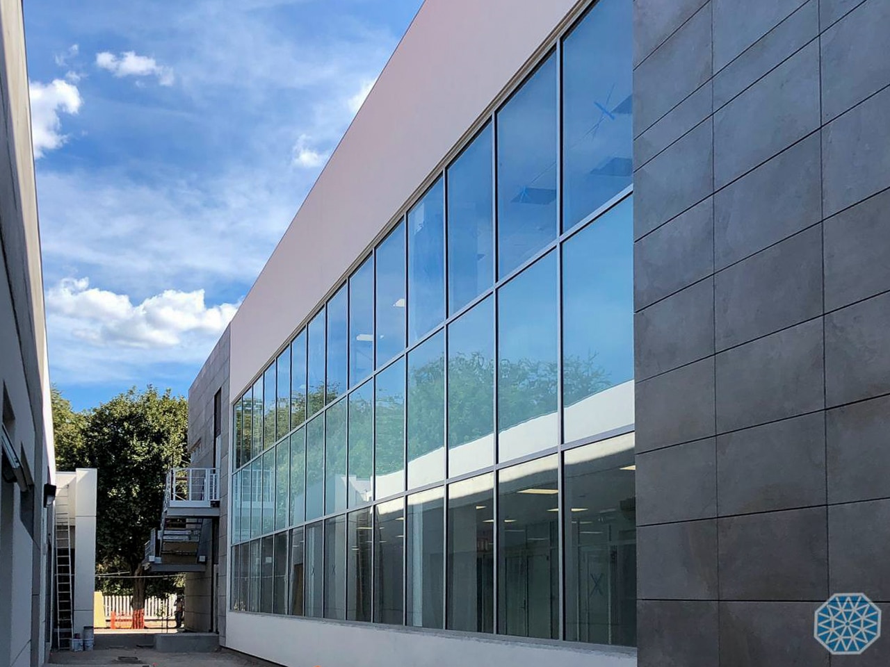 Canceleria de aluminio en fachada