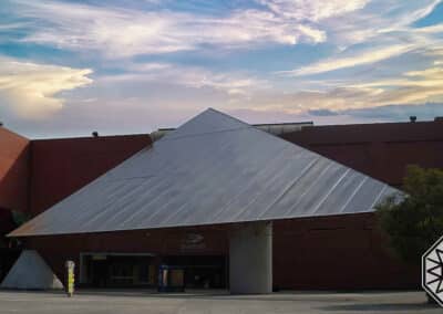 Estructura tridimensional con cubierta de policarbonato UNAM