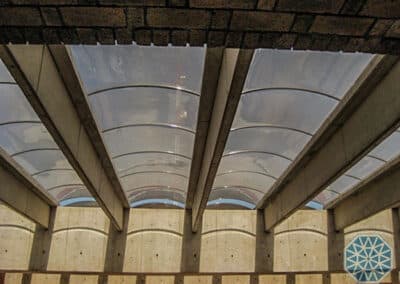 Techo de acrílico con estructura de concreto en forma de arco