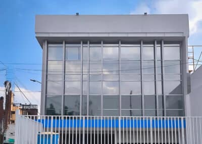 Fachadas Integrales cristal templado 39 Fachada integral con cristal templado reflecta plata y parasoles con panel de aluminio