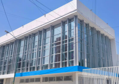 Fachadas Integrales cristal templado 73 Fachada integral con cristal templado reflecta plata y parasoles con panel de aluminio
